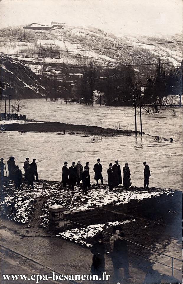 BESANÇON - Inondations à Tarragnoz - Vue sur le fort Touzey - Janvier 1910